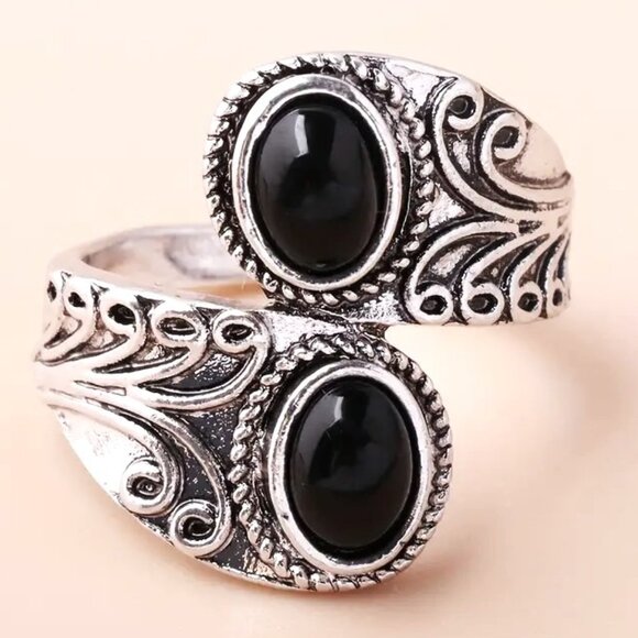 Black Stone Inlaid Ring SIlver Plated Metal Sz 9 Boho Hippie Wavy Spoon Onyx - Picture 1 of 3